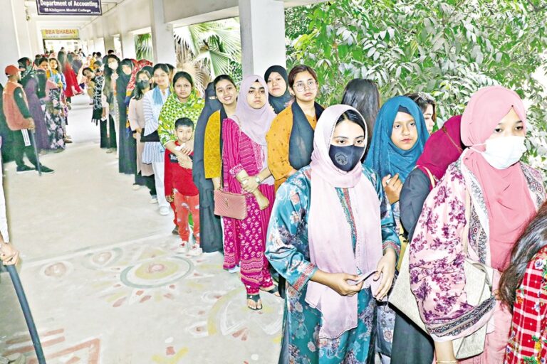 キルガオン・モデル・カレッジ・センターでは、投票者（ほとんどが若い女性）が列をなしている。