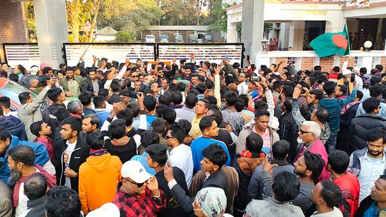 BNP、パブナ選挙区2か所の票の再集計を要求し、DC事務所を包囲