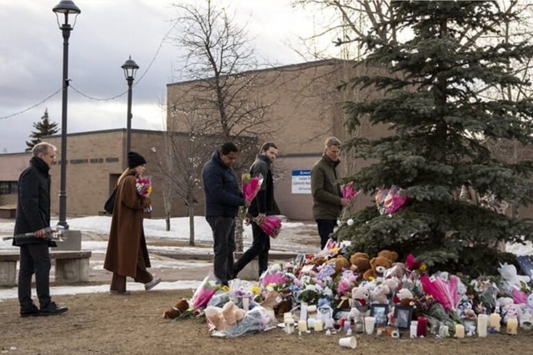 カーニー氏と他の首脳らが現場で犠牲者を追悼