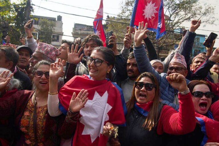 数千人がネパールの前国王を支持し、王政復古を求める集会を開催