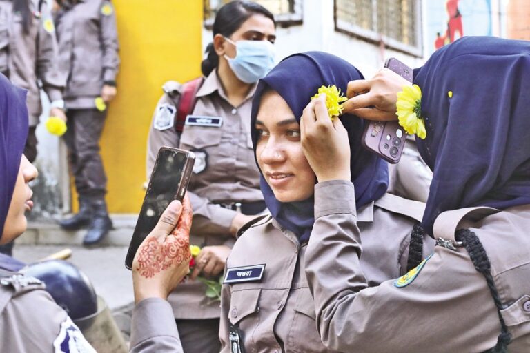 任務を終えて宿舎に戻る前に、女性警察官が花を買う