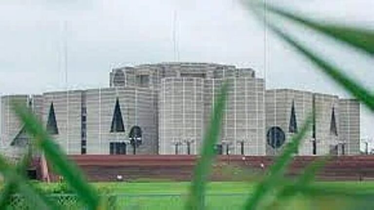 新しく選出された国会議員が火曜日に宣誓