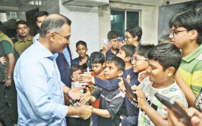 BNP議長タリク・ラーマンが子供たちと握手する