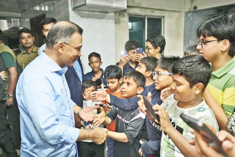 BNP議長タリク・ラーマンが子供たちと握手する