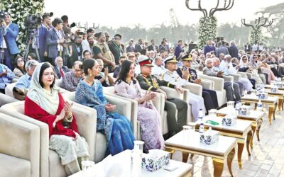 タリーク・ラーマンの妻と娘を含む高官たちの様子