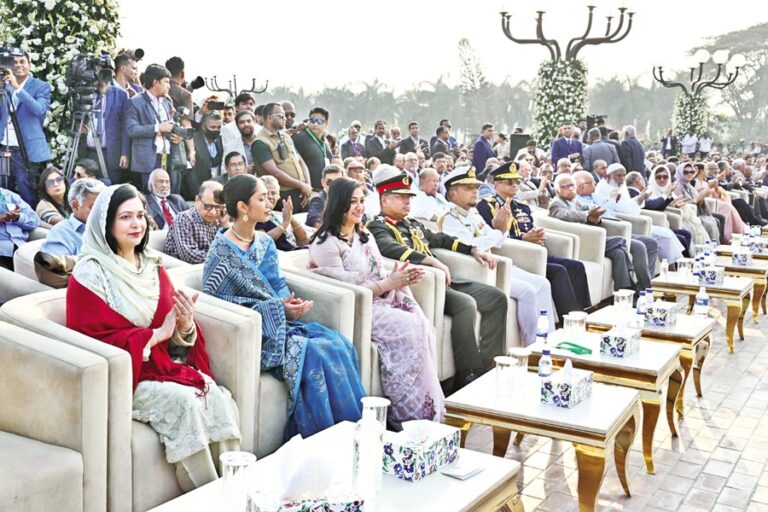 タリーク・ラーマンの妻と娘を含む高官たちの様子