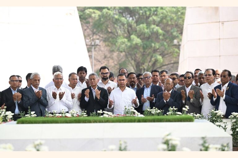 タリーク・ラーマン首相は閣僚らとともにムナジャットを申し出た。