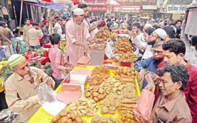 街はイフタールの買い物で賑わう