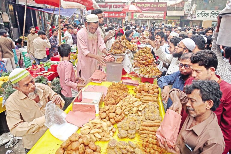 街はイフタールの買い物で賑わう
