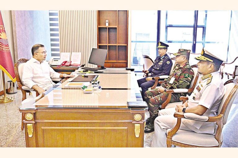 三軍の長官が首相と会談