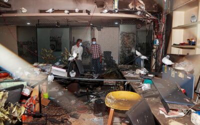 焼け落ちたプロトム・アロビルでの美術展：「外からでは、内部の破壊がこんなにひどいとは想像もできなかった」