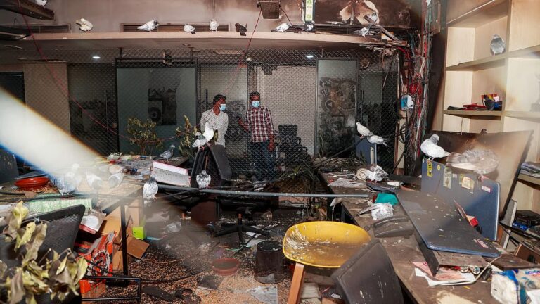 焼け落ちたプロトム・アロビルでの美術展：「外からでは、内部の破壊がこんなにひどいとは想像もできなかった」