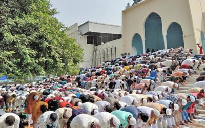 イスラム教徒の信者が最初の金曜の祈りを捧げる