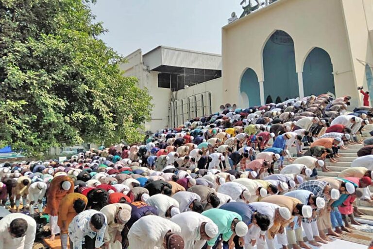 イスラム教徒の信者が最初の金曜の祈りを捧げる