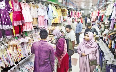 ダッカの住民の多くはラマダンの初めにイード・アル＝フィトルの買い物をする。