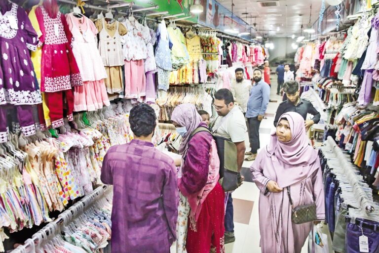 ダッカの住民の多くはラマダンの初めにイード・アル＝フィトルの買い物をする。