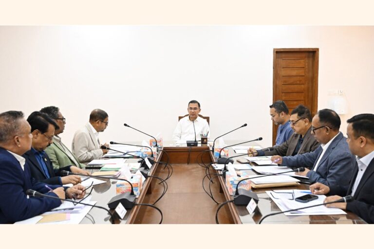 会議を主宰するタリク・ラーマン首相