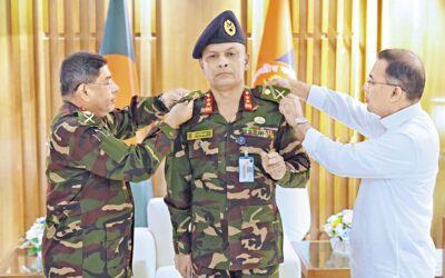 タリーク・ラーマン首相は陸軍参謀総長ワケル・ウズ・ザマン将軍とともに階級章を授与した。