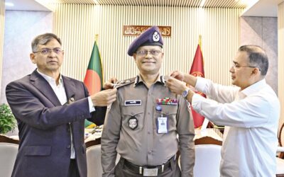 タリーク・ラーマンとサラーフッディーン・アフメドが、ムハンマド・アリ・ホサイン・ファキールにインド警察の記章を授与している。