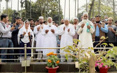 シャフィクール・ラーマンは殉教した陸軍将校の家族とともにムナジャットを捧げている。