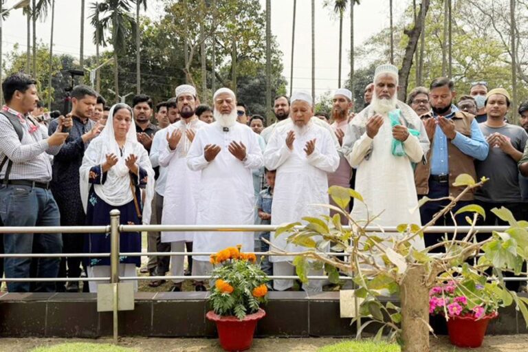 シャフィクール・ラーマンは殉教した陸軍将校の家族とともにムナジャットを捧げている。