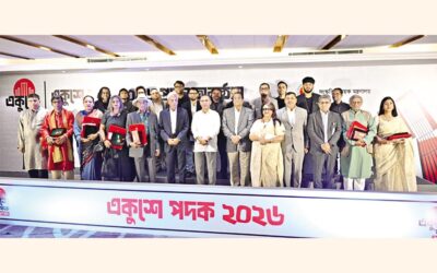 タリク・ラーマン首相はエクシェイ・パダック2026の受賞者たちとポーズをとった