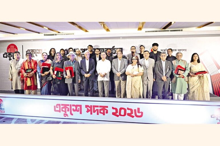 タリク・ラーマン首相はエクシェイ・パダック2026の受賞者たちとポーズをとった