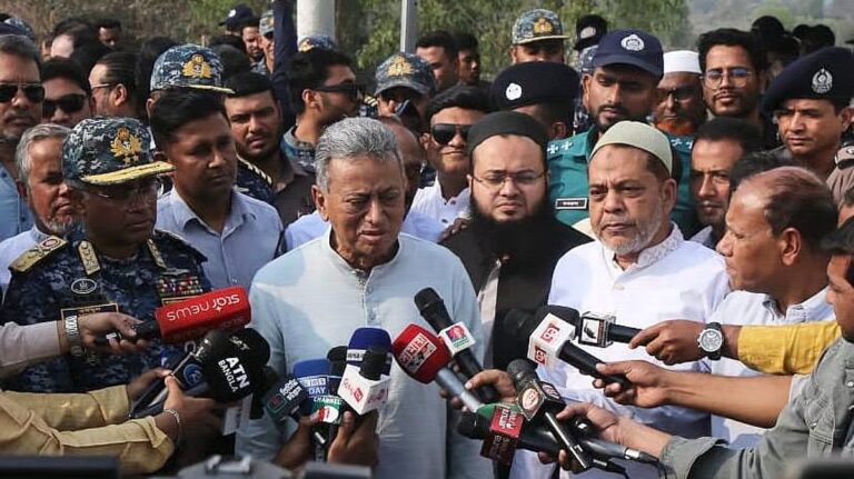 経済危機を乗り越えるには増税と投資が必要だ：財務大臣