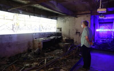 焼け落ちたプロトム・アロビルでの展示会：「あの夜の恐怖を少し感じることができた」