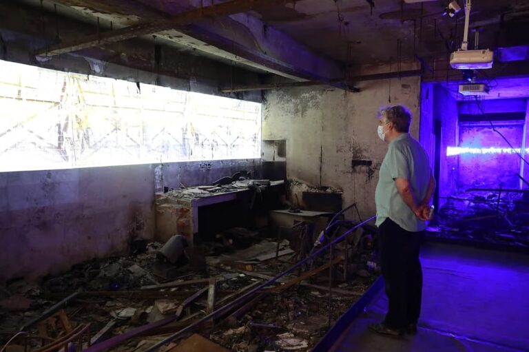 焼け落ちたプロトム・アロビルでの展示会：「あの夜の恐怖を少し感じることができた」