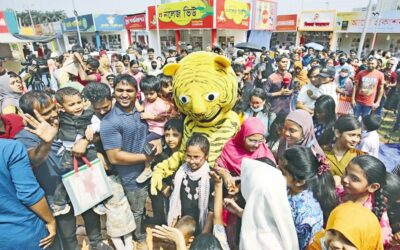 人形、絵の具、そして咆哮する虎が子供たちを楽しませる