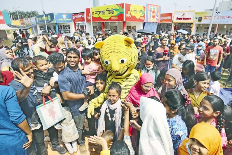 人形、絵の具、そして咆哮する虎が子供たちを楽しませる