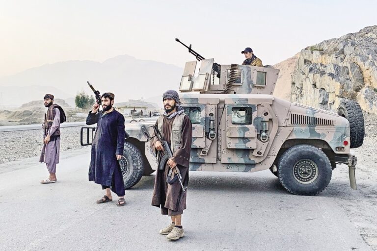 パキスタン、タリバン政権との「全面戦争」でカブールを爆撃