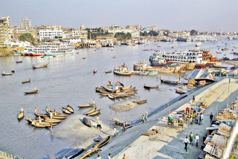 政府はダッカ周辺の川や運河の浄化に着手