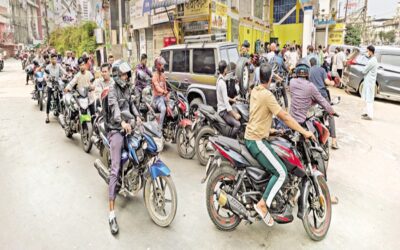 運転手はガソリンスタンドで給油のために何時間も待つ