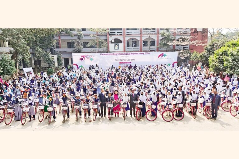 MTB財団が恵まれない女子学生に自転車を配布