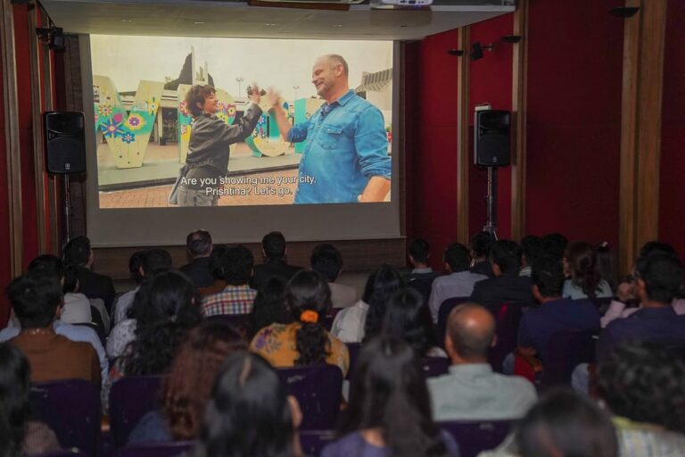 コソボ大使館がダッカでドキュメンタリー映画上映会を開催