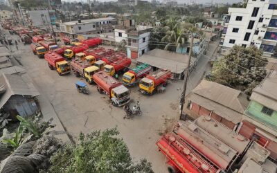 ナラヤンガンジの車庫の外に並ぶトラックの長い列