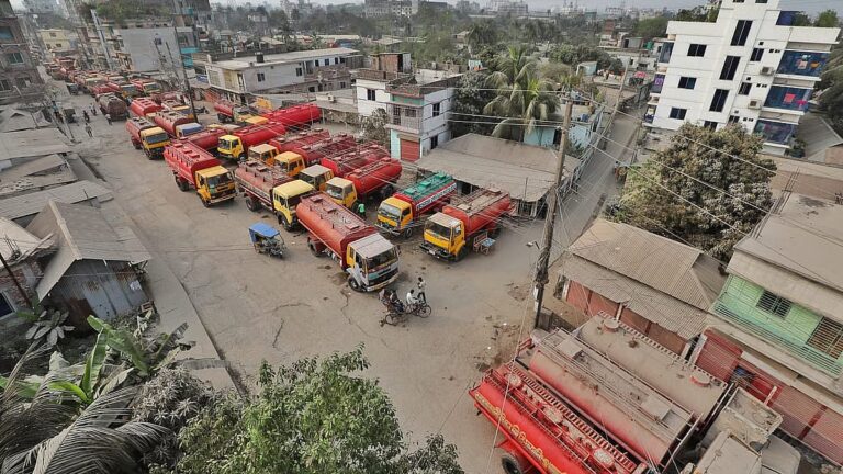 ナラヤンガンジの車庫の外に並ぶトラックの長い列