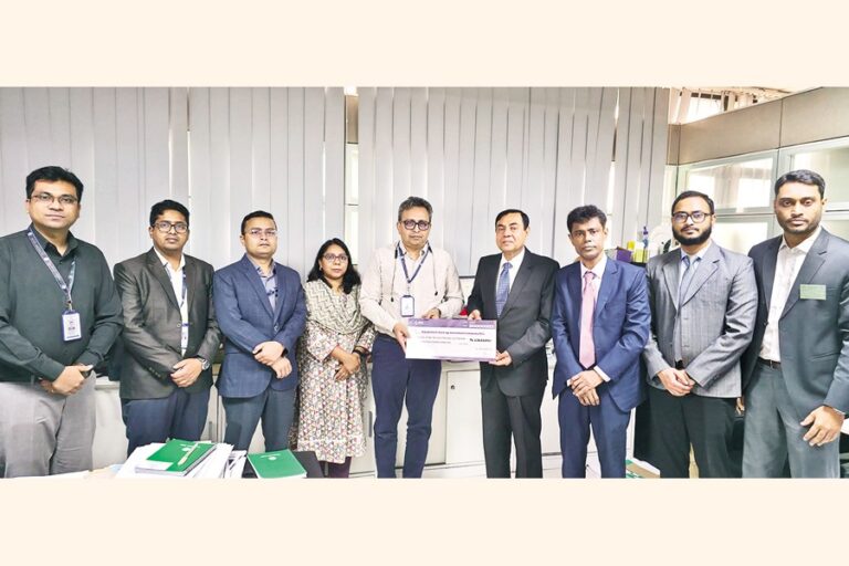 SBAC銀行がBBスタートアップファンドに小切手を渡す