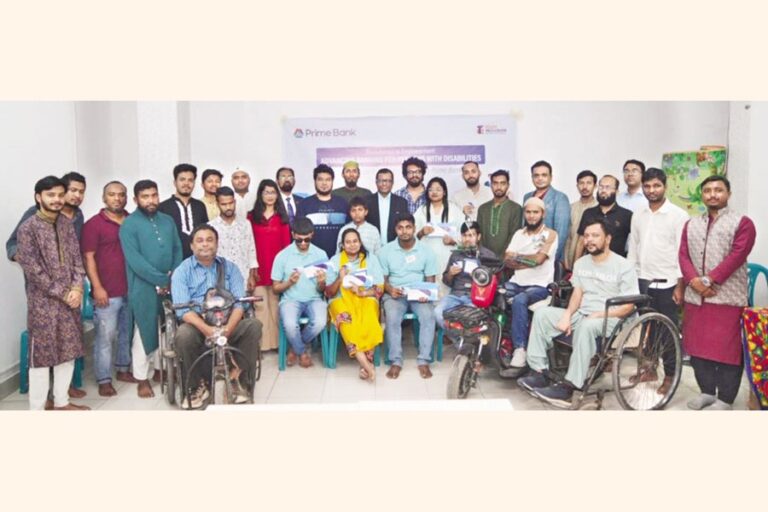 プライム銀行は視覚障害者に小切手帳やデビットカードを配布している