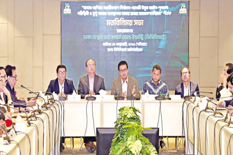 民間セクターは、官僚主義や法秩序の不備が投資の主な障壁であると指摘