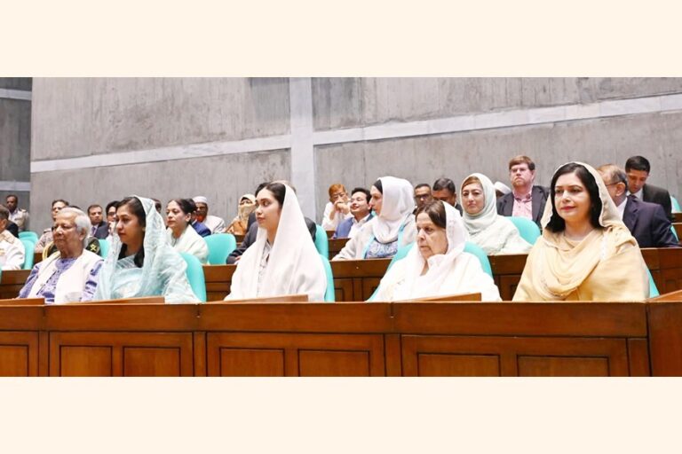 第13期議会の初会期に要人や外交官が会場を埋め尽くす