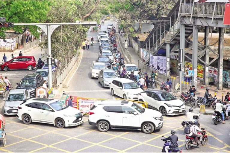 車両は燃料を受け取るために長時間待機した。