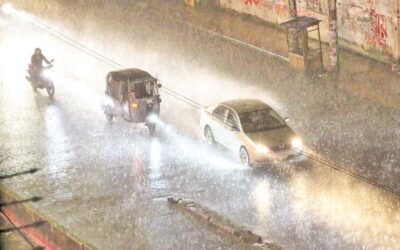 交通量の多い幹線道路を横断する車両