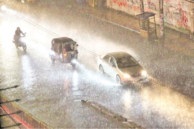 交通量の多い幹線道路を横断する車両