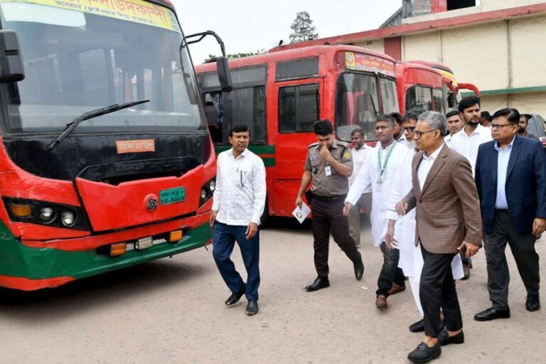 シェイク・ラビウル・アラム氏がBRTCバス基地を訪問