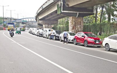 政府は新たな石油貨物の到着を受け、燃料配給制を解除した。