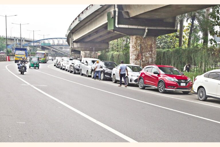 政府は新たな石油貨物の到着を受け、燃料配給制を解除した。