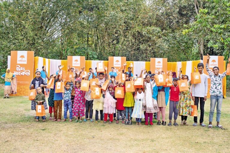 社会的に疎外されたコミュニティの子供たち1000人が、イードの衣装を選ぶ